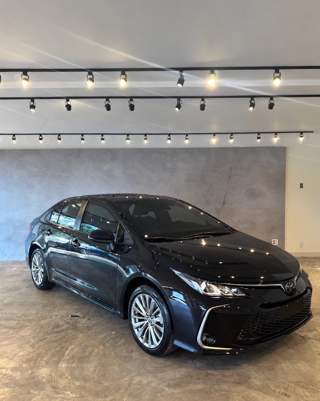 Toyota Corolla blindado preto da VER BRASÍLIA, visto de frente e de lado