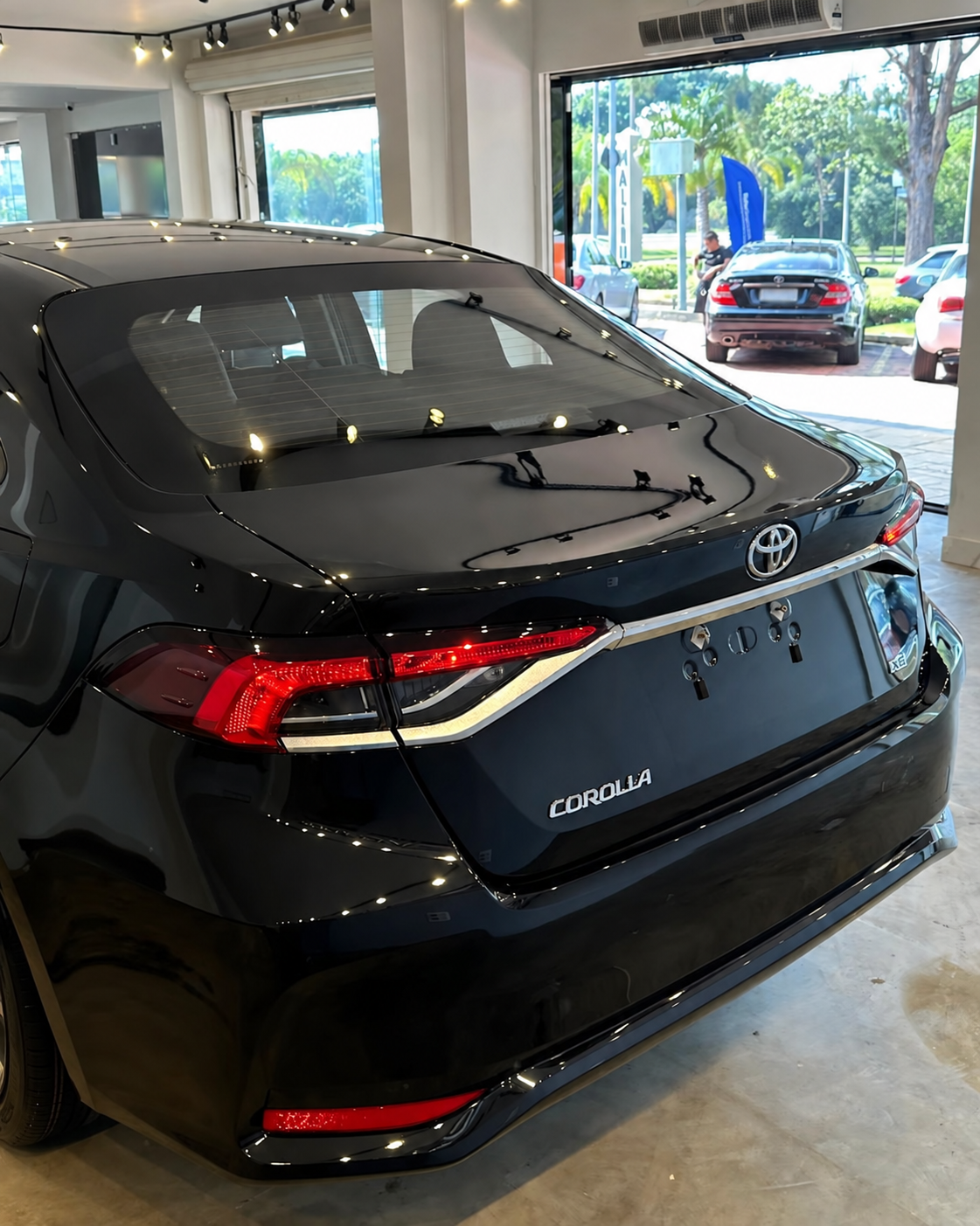 Toyota Corolla blindado da VER BRASÍLIA: vista traseira e lateral